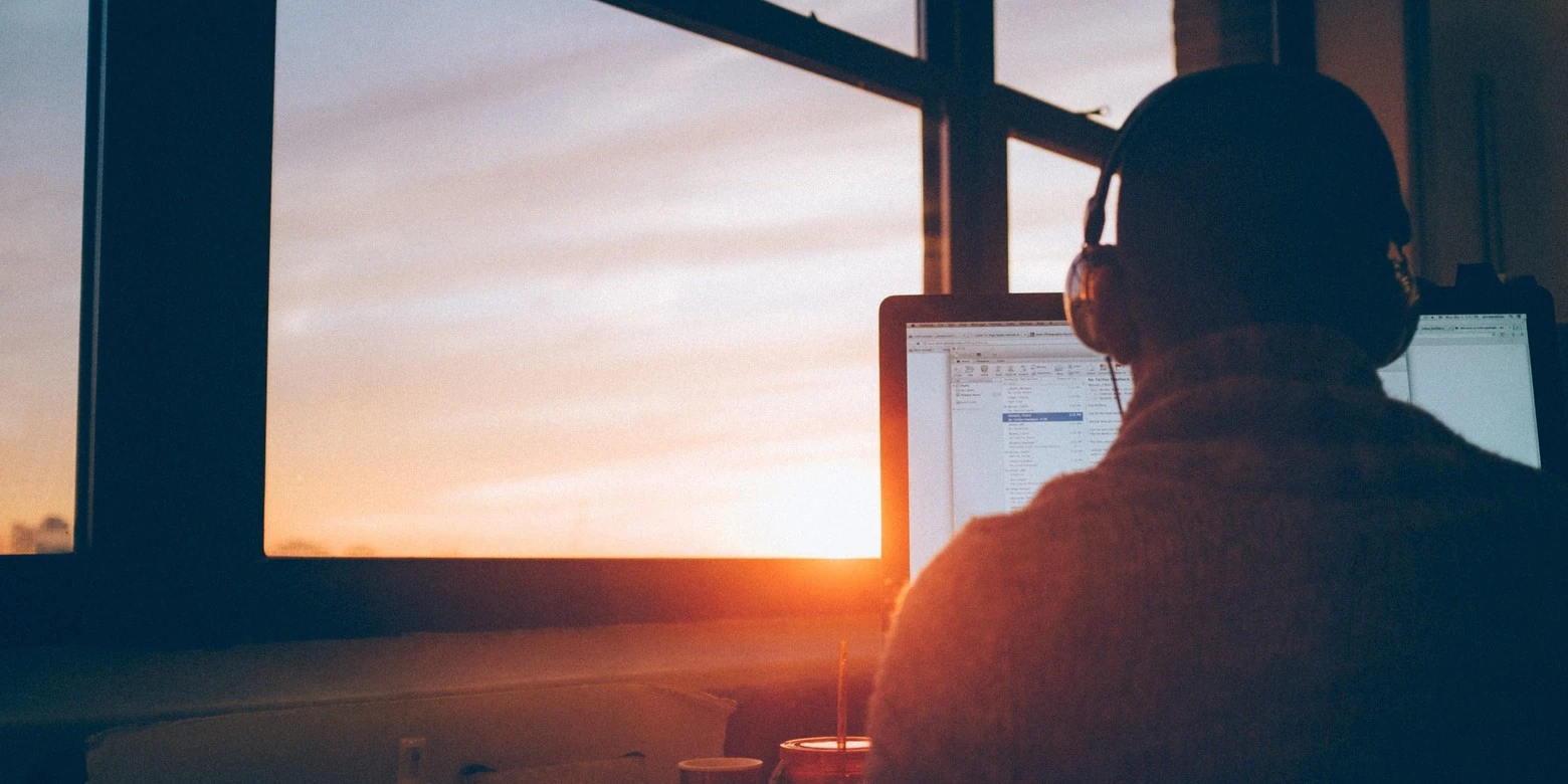Persona trabajando de forma remota al atardecer