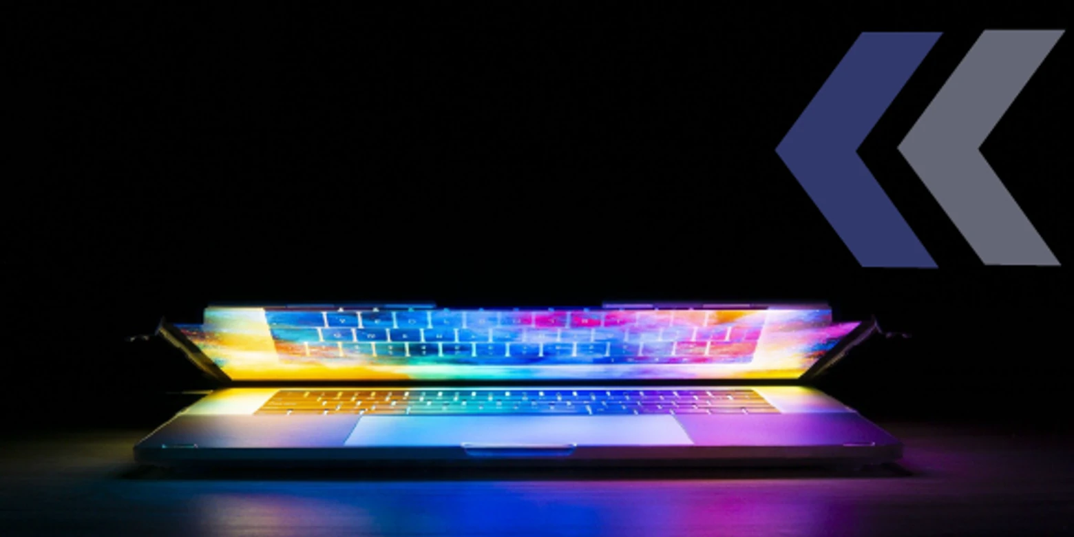 Laptop con iluminación RGB sobre un escritorio