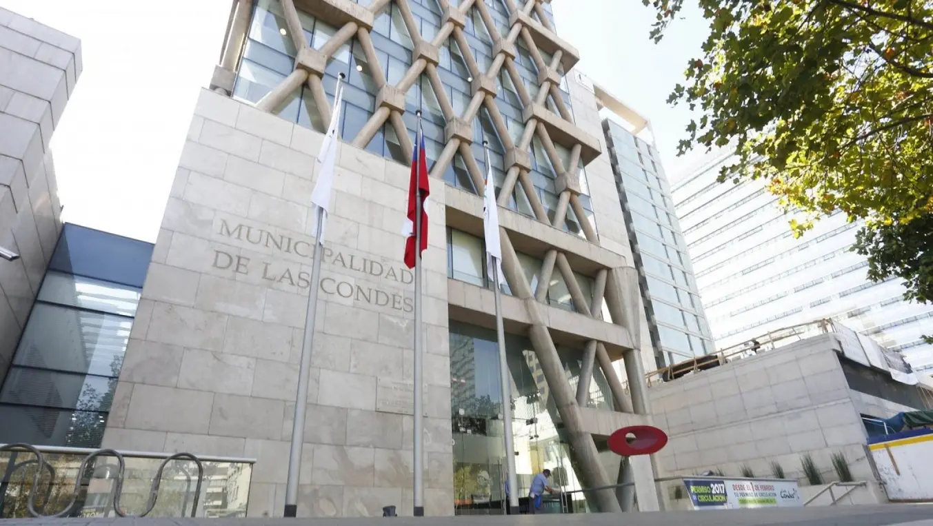 Edificio consistorial de Las Condes en un día soleado