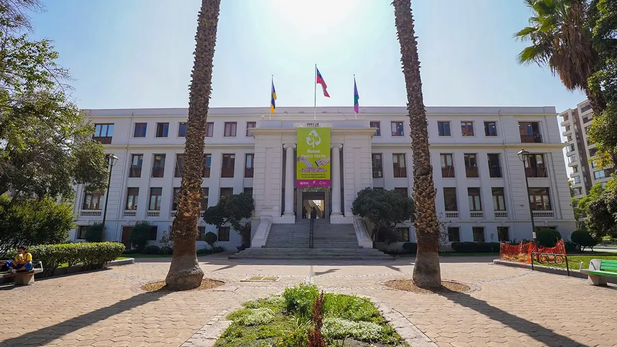 Frontis de la Municipalidad de Ñuñoa en un día soleado